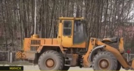 На предприятии под Минском стекло получает новую жизнь. Бутылки избавятся от бумаги и пластика, потом их разобьют и даже отсортируют по цвету. Белое, зелёное, коричневое стекло не похоронят на свалке, а отправят на переплавку 